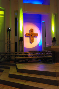 Altarraum Kreuz