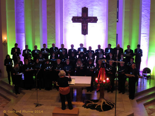 farbige Beleuchtung des Kirchenraums von St. Peter zum Weihnachtskonzert 2014