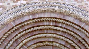 Portal der romanisch-gotischen Kirche in L'Aquila